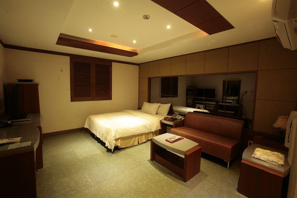 Reborn Suwon Silkroad Hotel Buitenkant foto