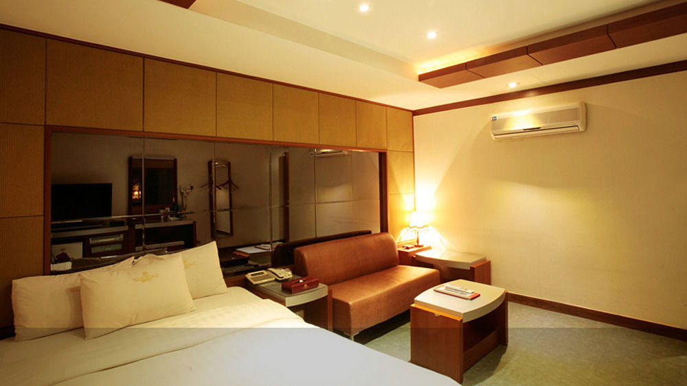 Reborn Suwon Silkroad Hotel Buitenkant foto