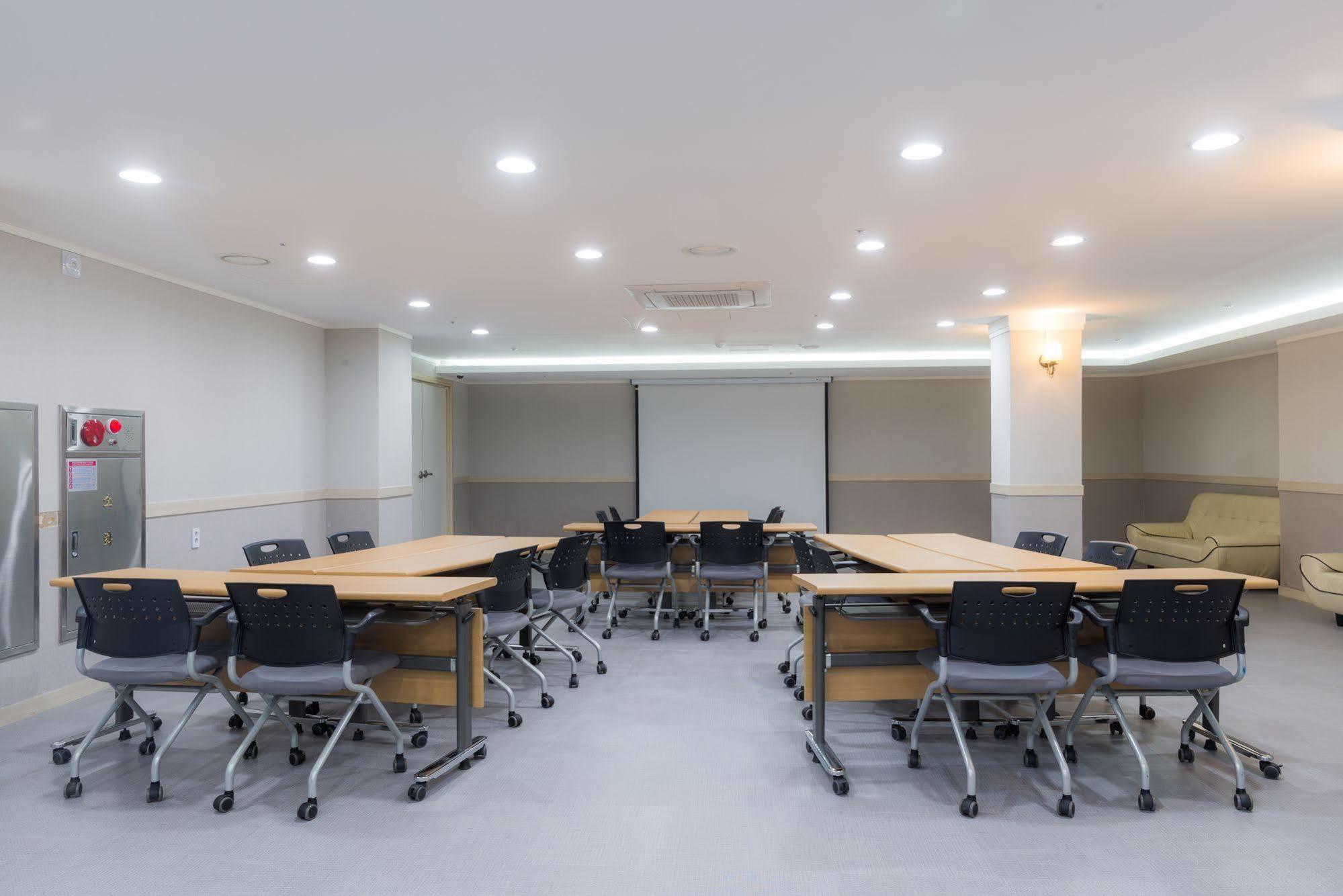 Reborn Suwon Silkroad Hotel Buitenkant foto