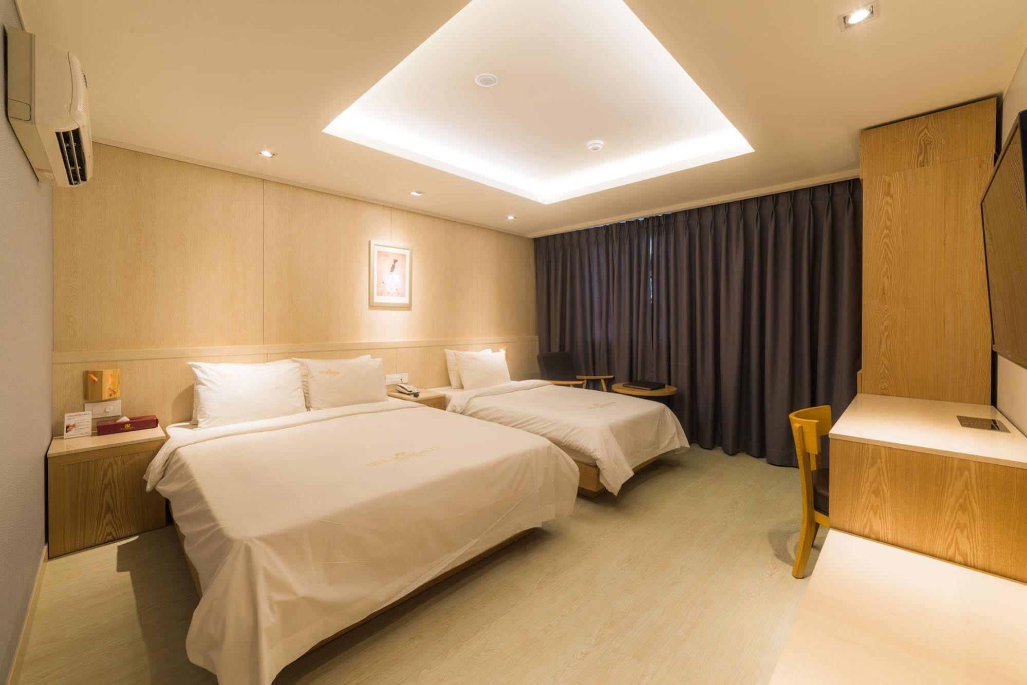 Reborn Suwon Silkroad Hotel Buitenkant foto